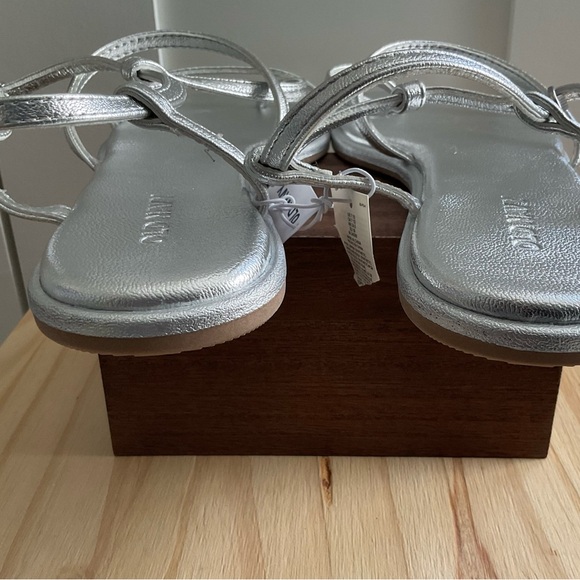 Women’s Old Navy NWT’s Silver Metallic Sandals Vegan Size 7.5 - Picture 6 of 8